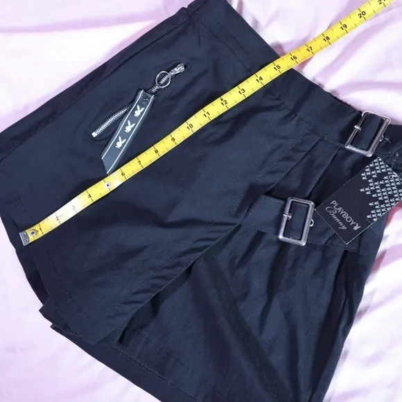 🅽🅴🆆 𝗥𝗔𝗥𝗘 𝐏𝐋𝐀𝐘𝐁𝐎𝐘 black skort with buckles, size Medium
