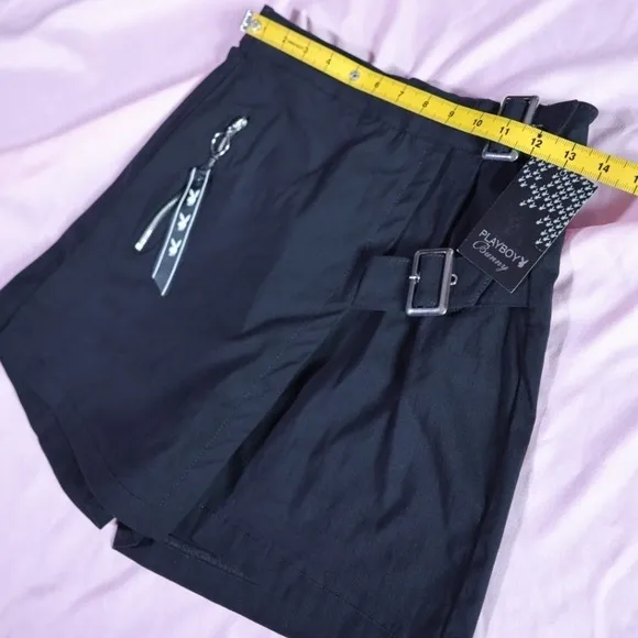 🅽🅴🆆 𝗥𝗔𝗥𝗘 𝐏𝐋𝐀𝐘𝐁𝐎𝐘 black skort with buckles, size Medium