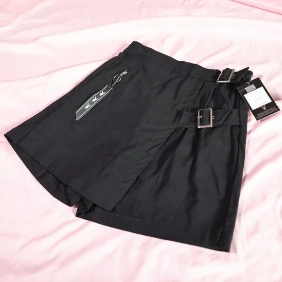 🅽🅴🆆 𝗥𝗔𝗥𝗘 𝐏𝐋𝐀𝐘𝐁𝐎𝐘 black skort with buckles, size Medium