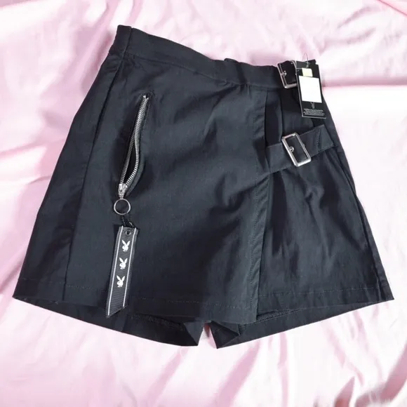 🅽🅴🆆 𝗥𝗔𝗥𝗘 𝐏𝐋𝐀𝐘𝐁𝐎𝐘 black skort with buckles, size Medium