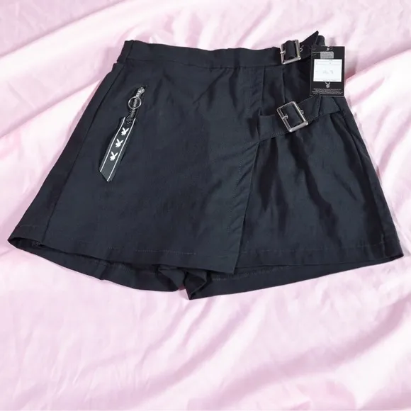 🅽🅴🆆 𝗥𝗔𝗥𝗘 𝐏𝐋𝐀𝐘𝐁𝐎𝐘 black skort with buckles, size Medium