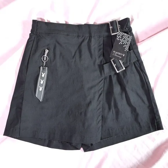🅽🅴🆆 𝗥𝗔𝗥𝗘 𝐏𝐋𝐀𝐘𝐁𝐎𝐘 black skort with buckles, size Medium