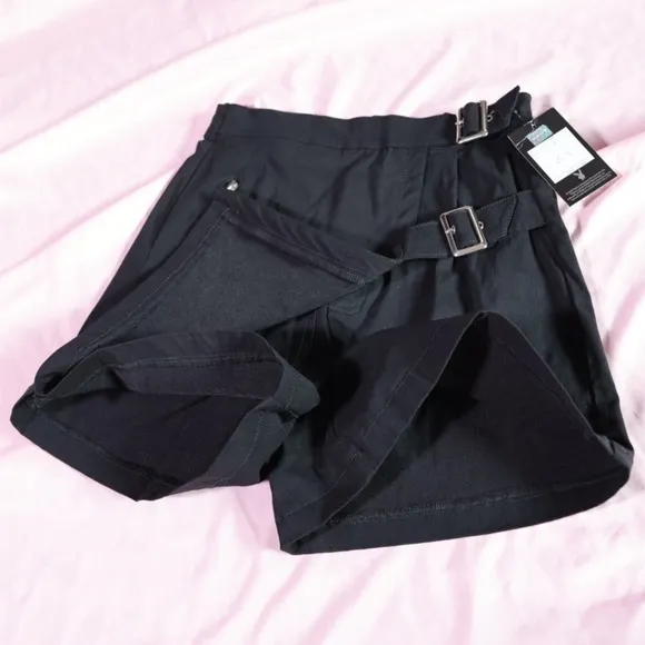 🅽🅴🆆 𝗥𝗔𝗥𝗘 𝐏𝐋𝐀𝐘𝐁𝐎𝐘 black skort with buckles, size Medium