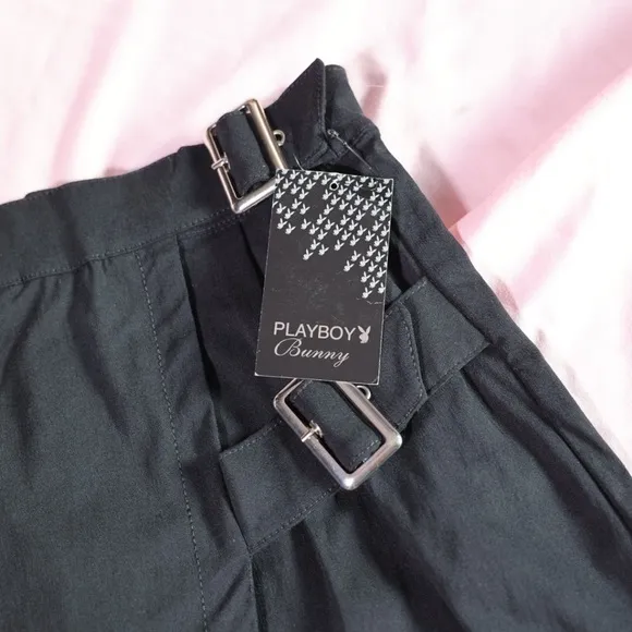 🅽🅴🆆 𝗥𝗔𝗥𝗘 𝐏𝐋𝐀𝐘𝐁𝐎𝐘 black skort with buckles, size Medium