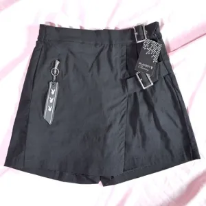 🅽🅴🆆 𝗥𝗔𝗥𝗘 𝐏𝐋𝐀𝐘𝐁𝐎𝐘 black skort with buckles, size Medium