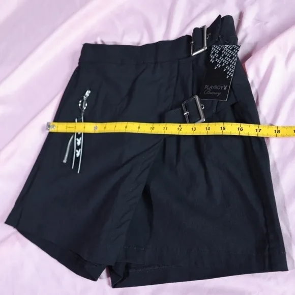 🅽🅴🆆 𝗥𝗔𝗥𝗘 𝐏𝐋𝐀𝐘𝐁𝐎𝐘 black skort with buckles, size Medium