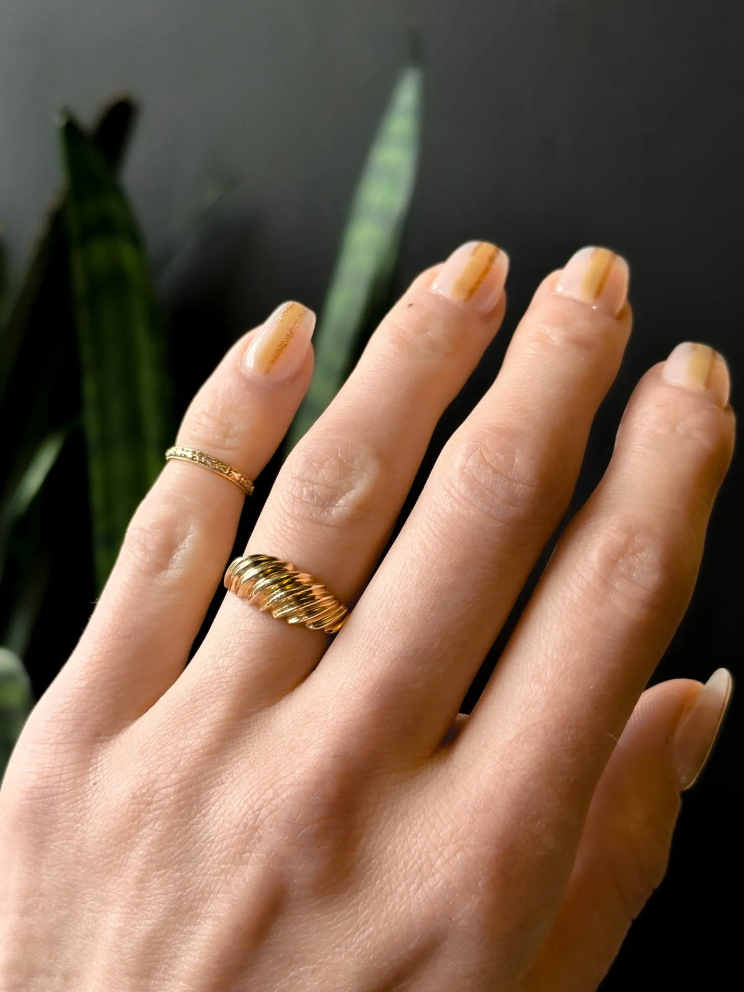 10K Wave Dome Ring