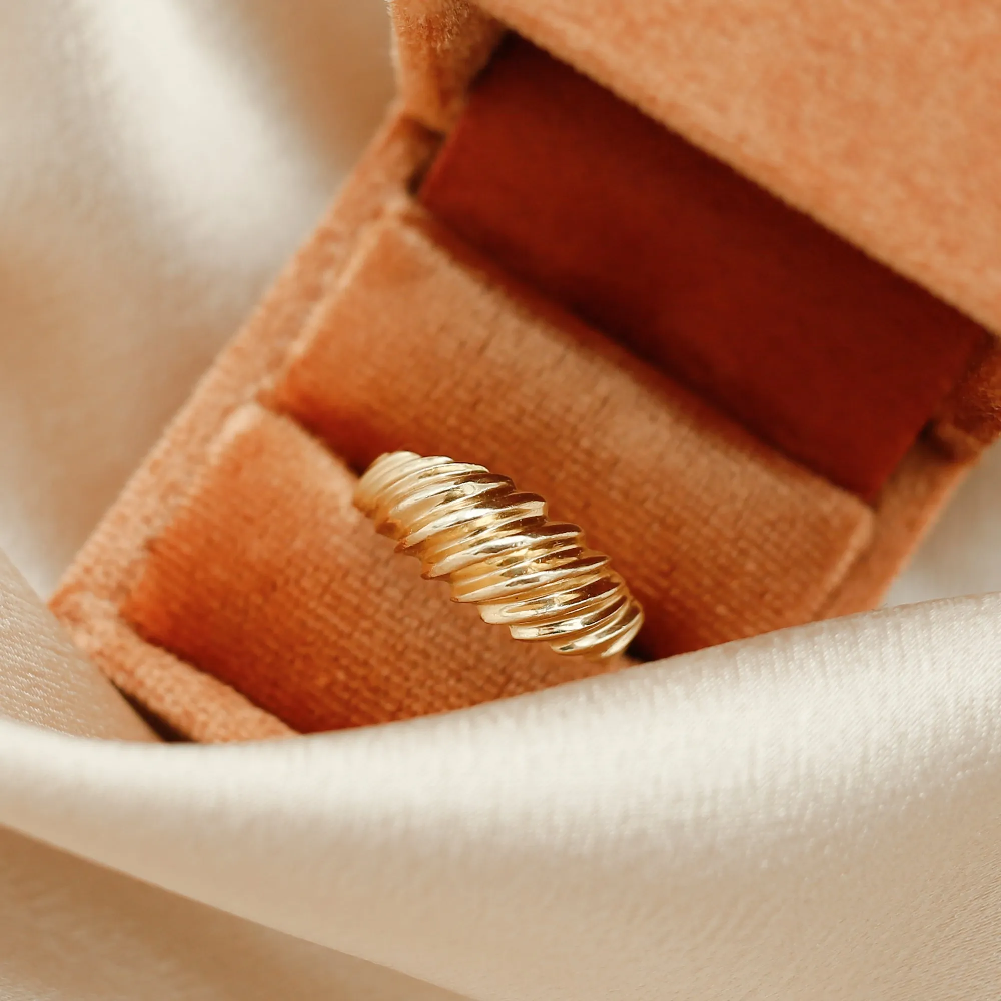 10K Wave Dome Ring