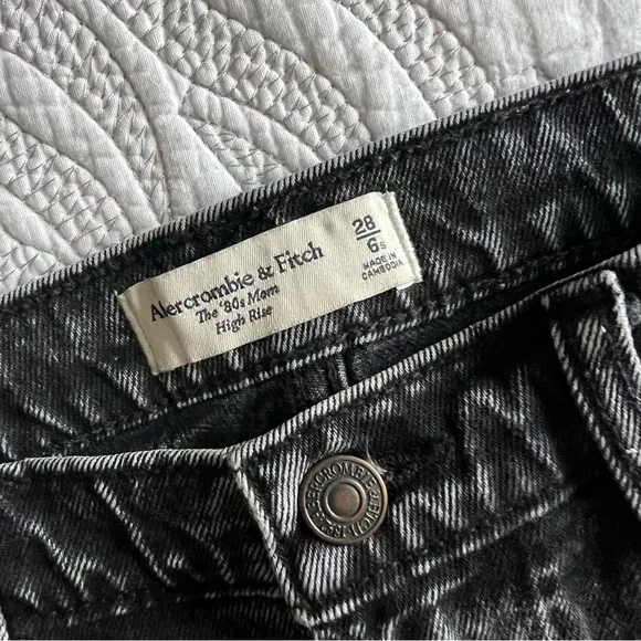 Abercrombie &amp; Fitch - High Rise '80s Mom Jeans - Gray/Black