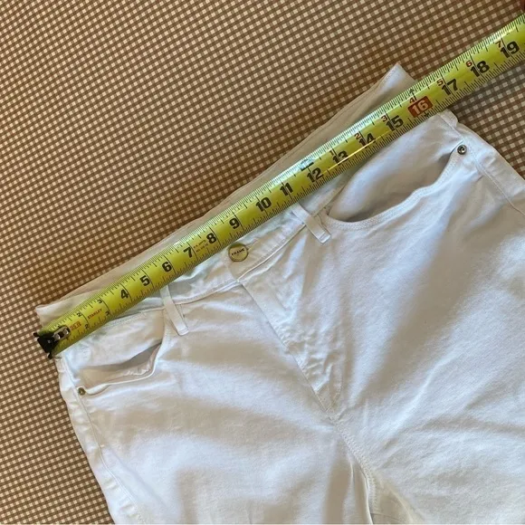 FRAME Le High Straight Blanc white jeans raw hem. Size 32