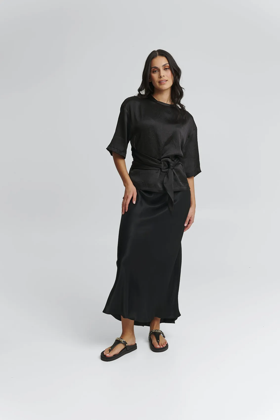 Gold Chain - Casual Clean Black