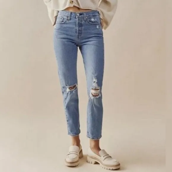 Levi’s High Rise Wedgie Jeans Size 25 Straight leg Distressed denim Button Fly
