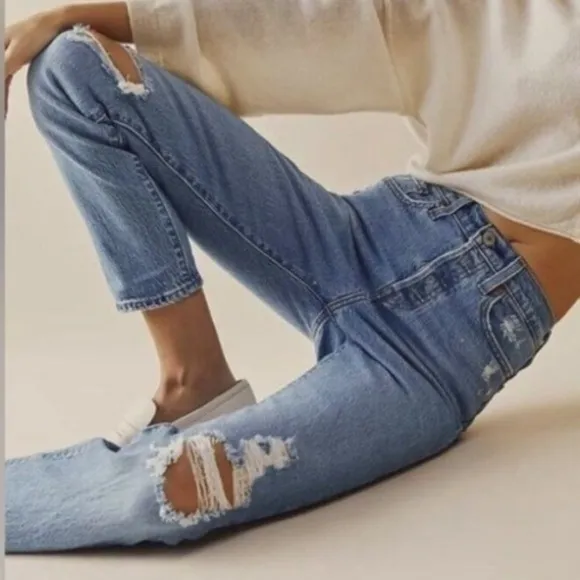 Levi’s High Rise Wedgie Jeans Size 25 Straight leg Distressed denim Button Fly