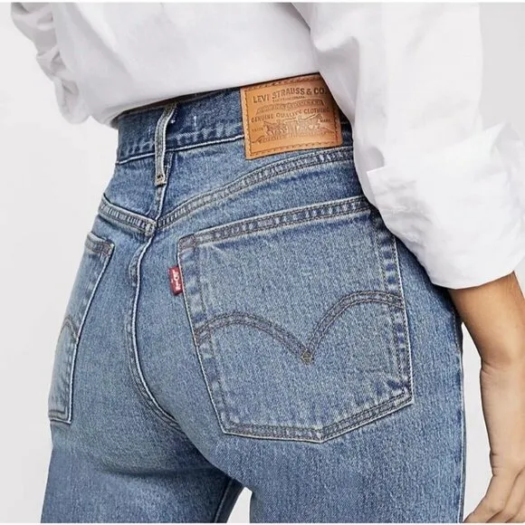 Levi’s High Rise Wedgie Jeans Size 25 Straight leg Distressed denim Button Fly
