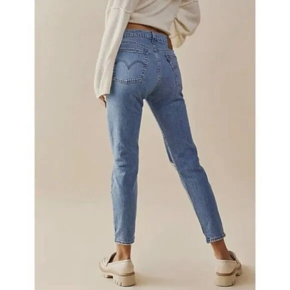 Levi’s High Rise Wedgie Jeans Size 25 Straight leg Distressed denim Button Fly