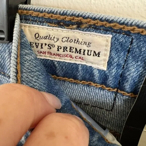 Levi’s High Rise Wedgie Jeans Size 25 Straight leg Distressed denim Button Fly