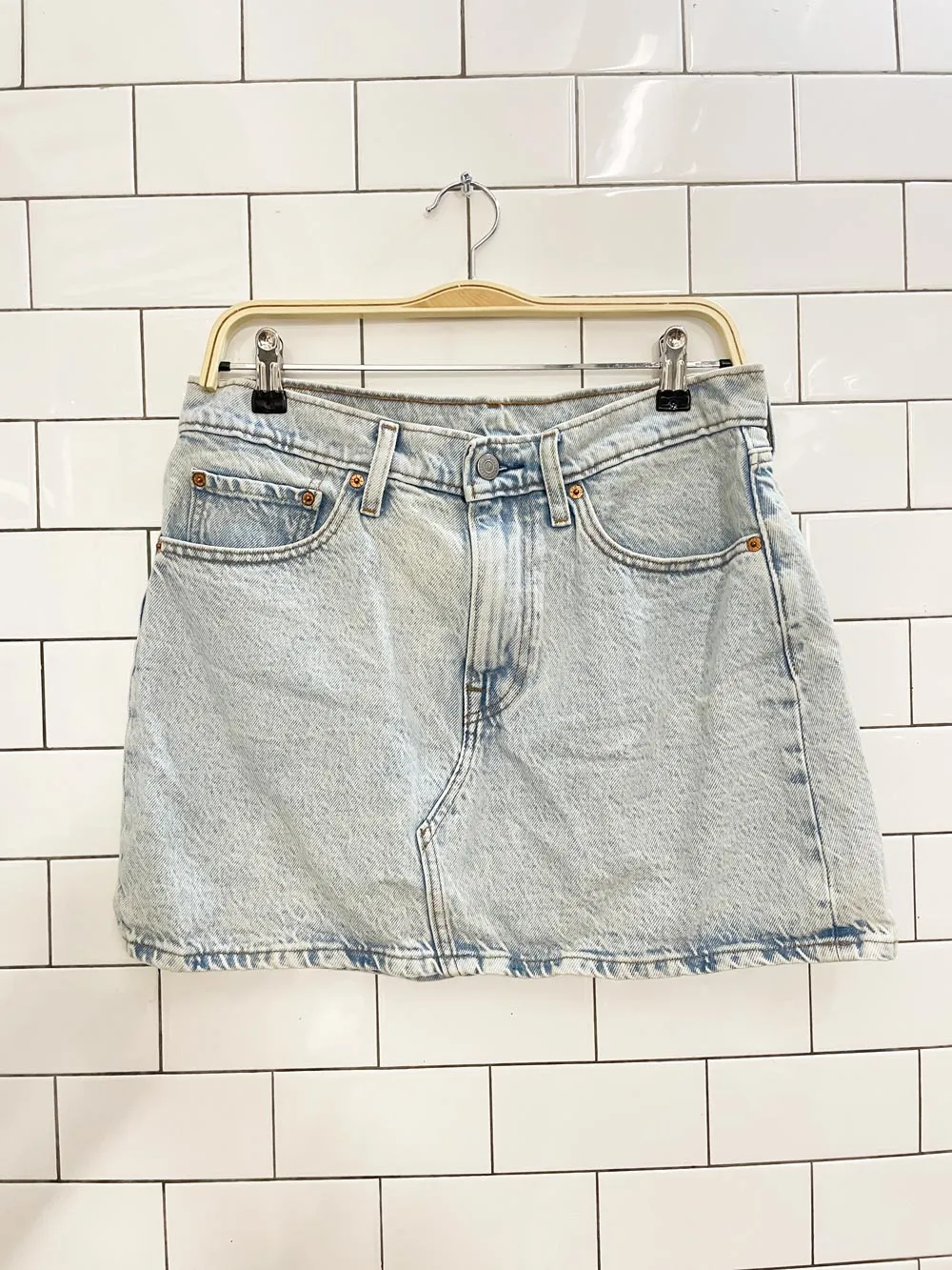levi's light wash denim mini skirt