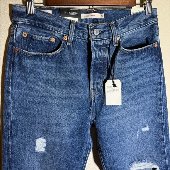 Levi’s Wedgie Straight Cropped Jeans in Carry Kerry Medium Wash Size 27 NWT