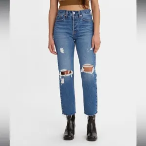 Levi’s Wedgie Straight Cropped Jeans in Carry Kerry Medium Wash Size 27 NWT