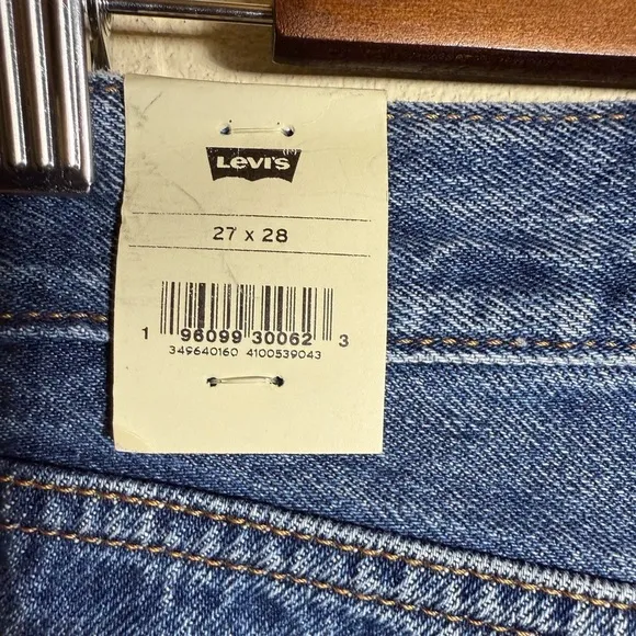 Levi’s Wedgie Straight Cropped Jeans in Carry Kerry Medium Wash Size 27 NWT