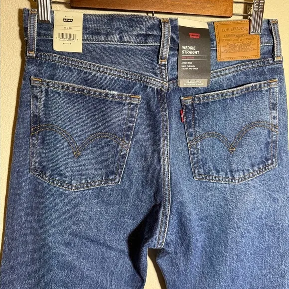 Levi’s Wedgie Straight Cropped Jeans in Carry Kerry Medium Wash Size 27 NWT