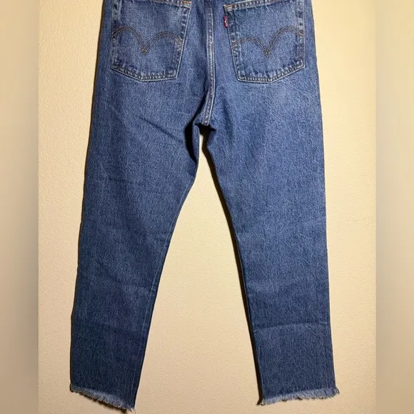 Levi’s Wedgie Straight Cropped Jeans in Carry Kerry Medium Wash Size 27 NWT
