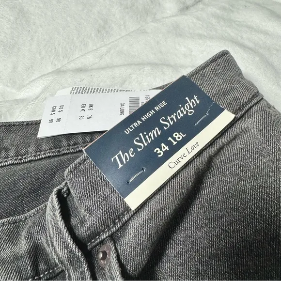 NWT Abercrombie Curve Love Ultra High Rise 90s Slim Straight Jean, Size 34 Long