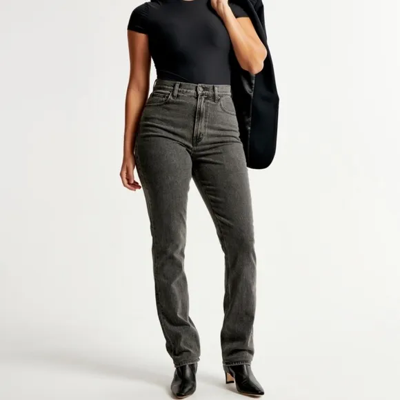 NWT Abercrombie Curve Love Ultra High Rise 90s Slim Straight Jean, Size 34 Long