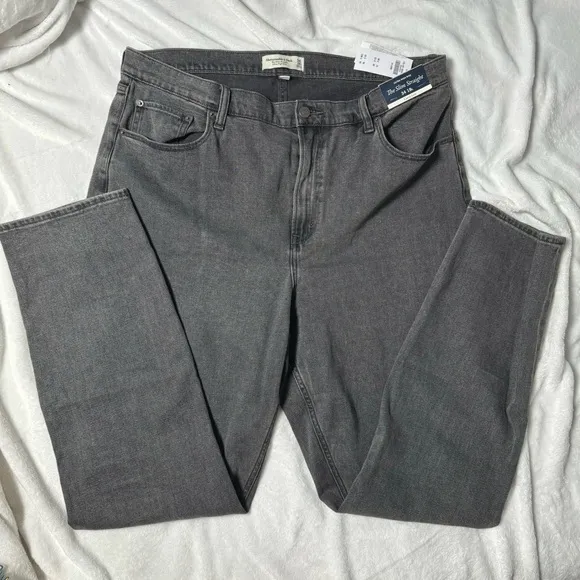 NWT Abercrombie Curve Love Ultra High Rise 90s Slim Straight Jean, Size 34 Long
