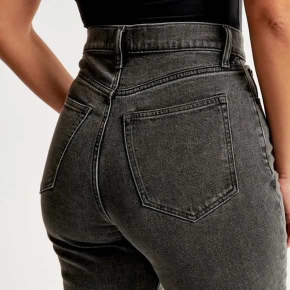 NWT Abercrombie Curve Love Ultra High Rise 90s Slim Straight Jean, Size 34 Long