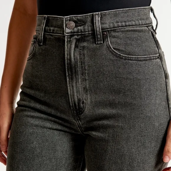 NWT Abercrombie Curve Love Ultra High Rise 90s Slim Straight Jean, Size 34 Long
