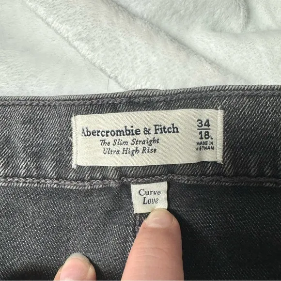 NWT Abercrombie Curve Love Ultra High Rise 90s Slim Straight Jean, Size 34 Long