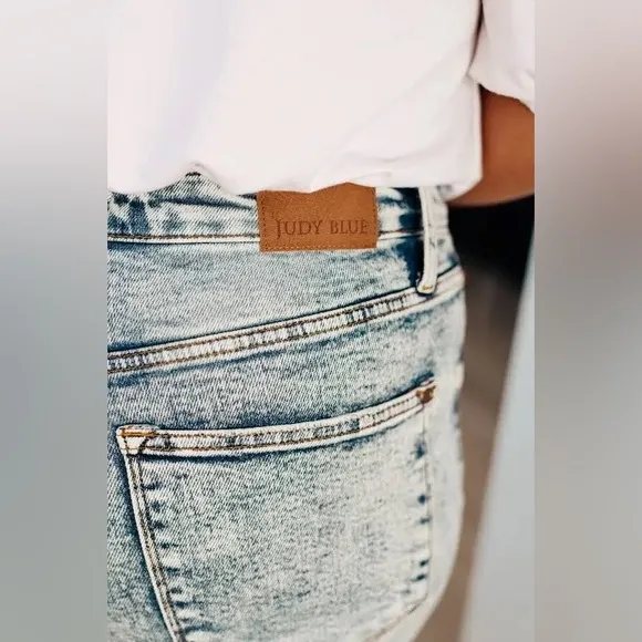 NWT Judy Blue High Waist Mineral Wash Raw Hem Wide Jeans