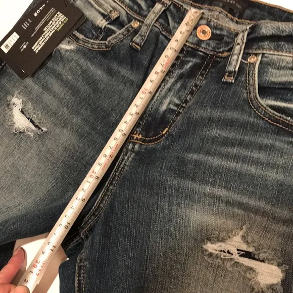 NWT SILVER JEANS BEAU GIRLFRIEND FIT MID RIDE CROP ANKLE HOLES 28 rips