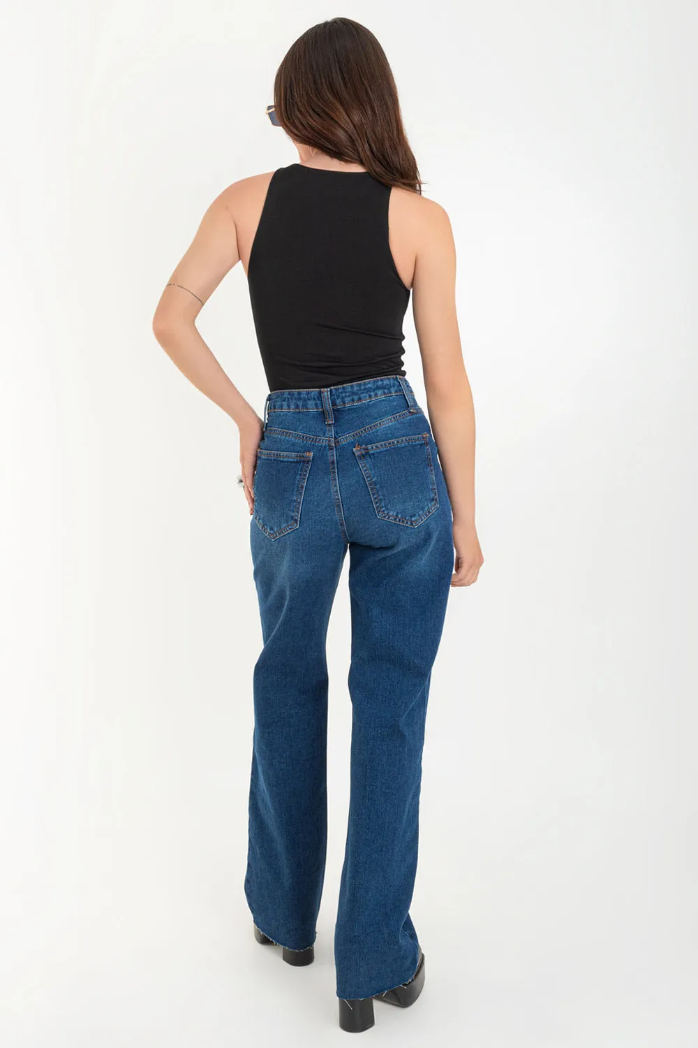 Pantalón denim fit flare con rotos