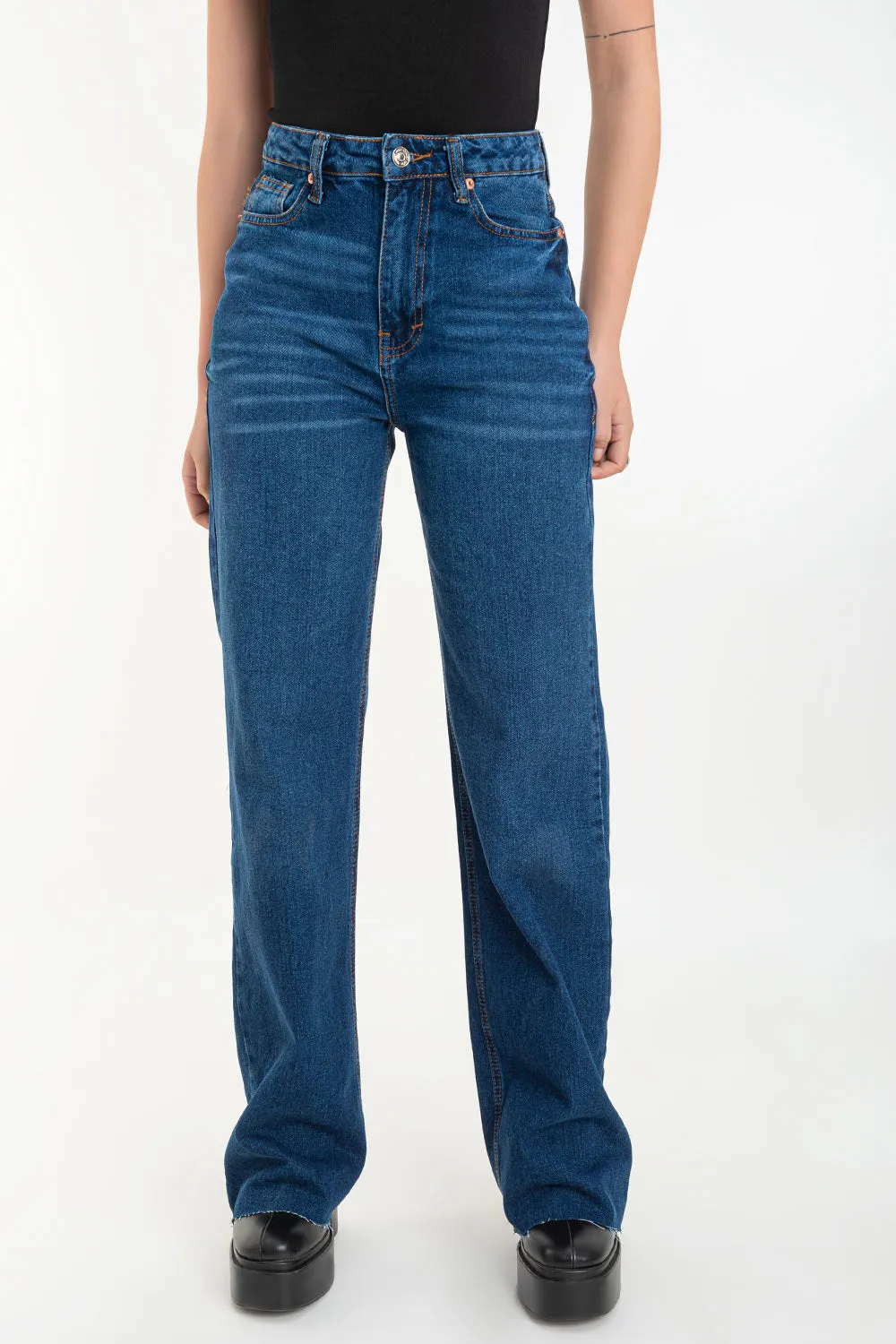 Pantalón denim fit flare con rotos