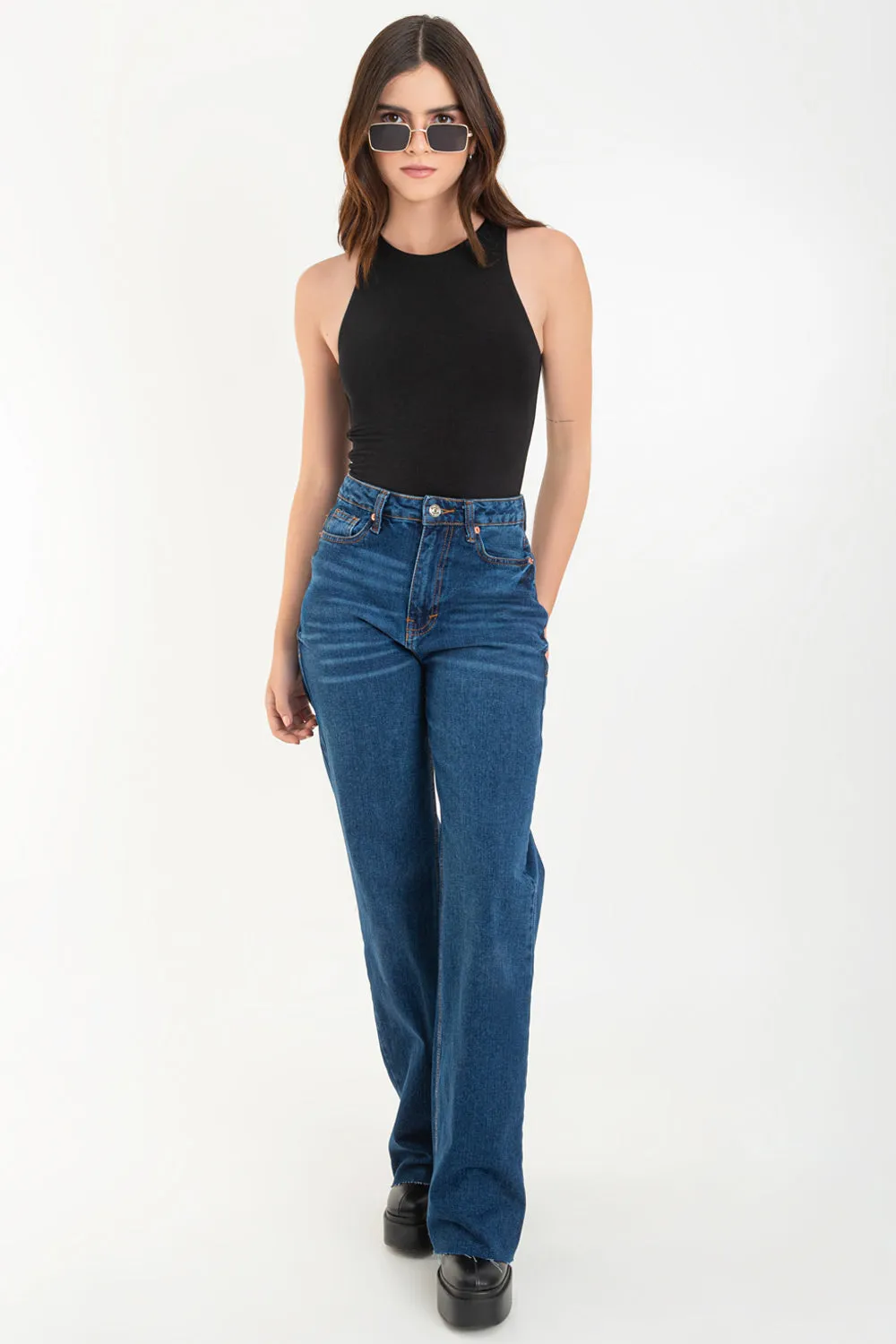 Pantalón denim fit flare con rotos