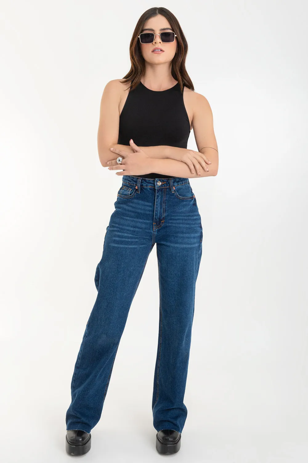 Pantalón denim fit flare con rotos