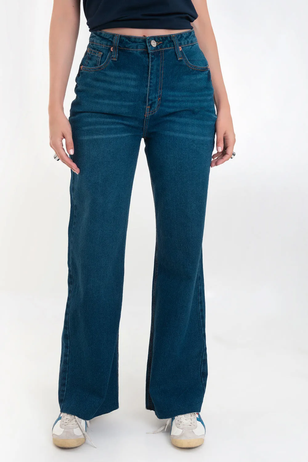 Pantalón denim fit flare con rotos
