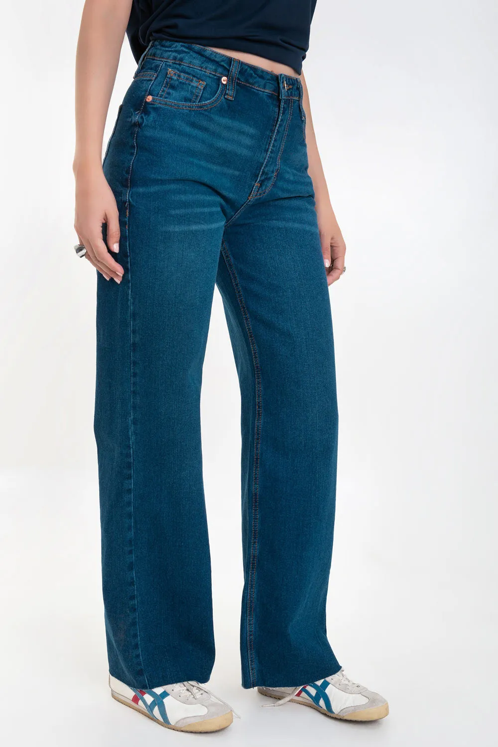Pantalón denim fit flare con rotos