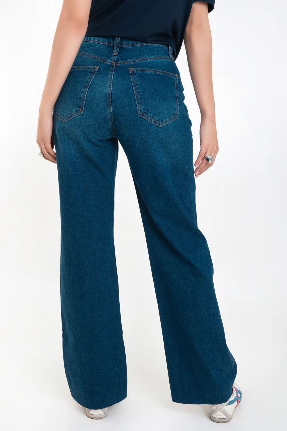 Pantalón denim fit flare con rotos