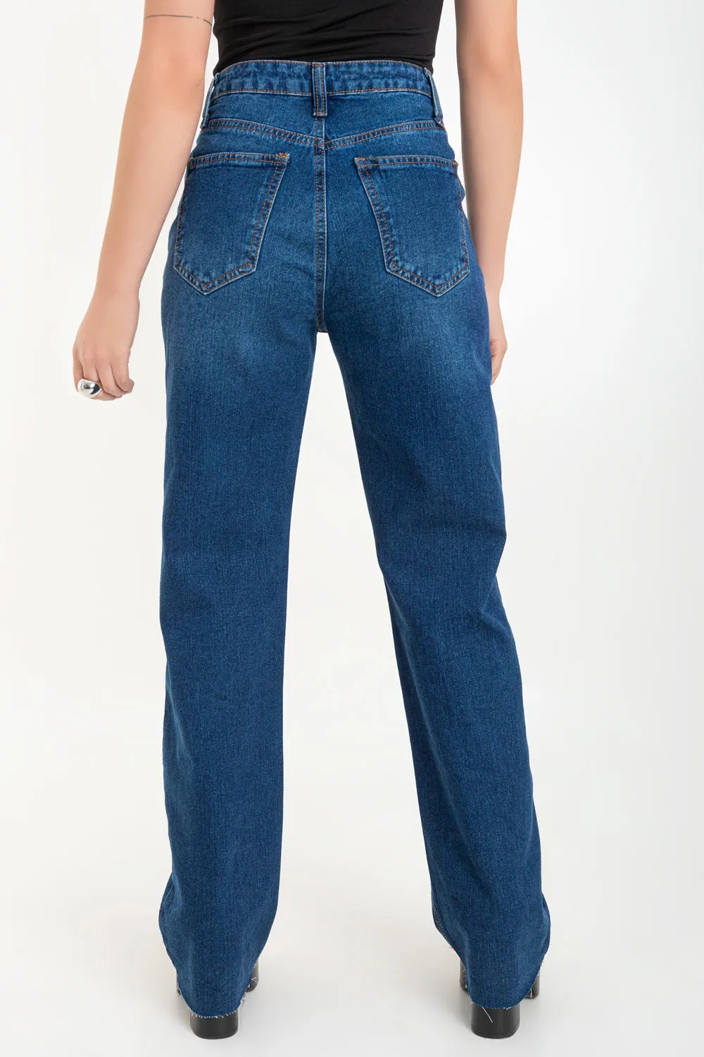 Pantalón denim fit flare con rotos