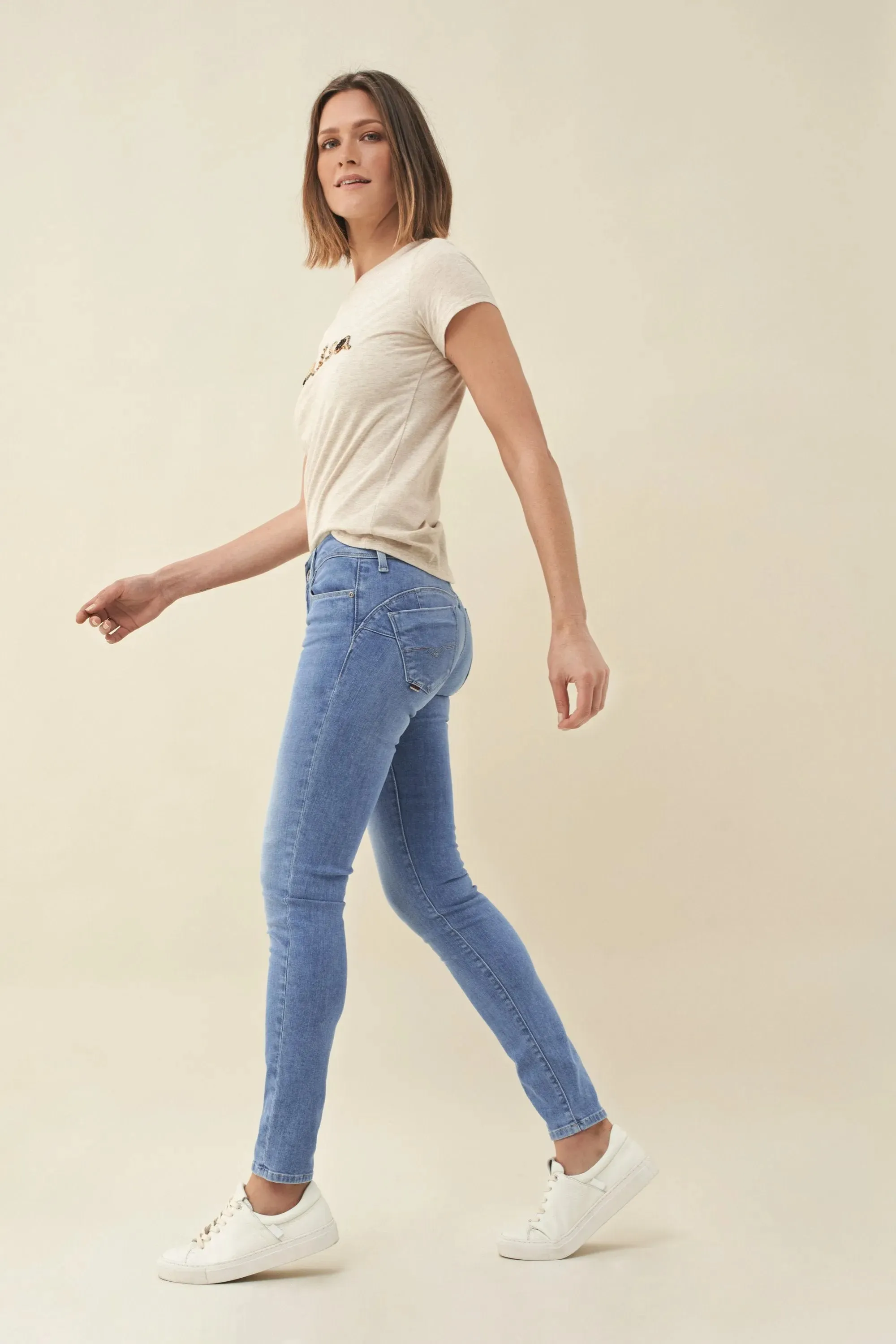 VAQUEROS PUSH UP WONDER SKINNY CINTURA MEDIA